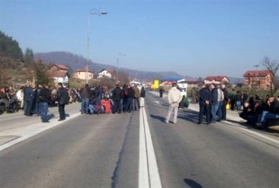 Radnici Krivaje-Mobel blokirali ulaze i izlaze iz grada