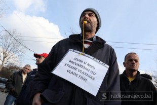 Protest radnika Hidrogradnje ispred Vlade FBiH: Izađi Fadile, ponesi naše pare