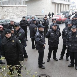 Policajci na mirnom protestu ispred zgrade Parlamenta FBiH