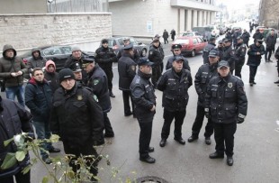 Policajci na mirnom protestu ispred zgrade Parlamenta FBiH