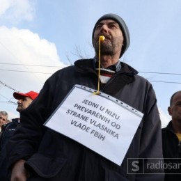 Protest radnika Hidrogradnje ispred Vlade FBiH: Izađi Fadile, ponesi naše pare